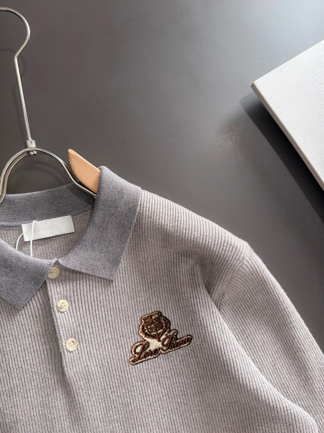 Next day shipping LP 2041 Autumn and Winter latest sweaters from the official website, on sale at the counter at the same time Hot Sale! Specially made of wool blended fabric. It feels comfortable and can be directly in contact with the skin. The logo badge is exquisitely embroidered, which is extremely eye-catching! The details highlight the fashionable charm of big brands. Exquisite workmanship. Three-dimensional cutting style. The wearing effect is invincible and handsome! All three standards are complete! Sizes:M-3XL